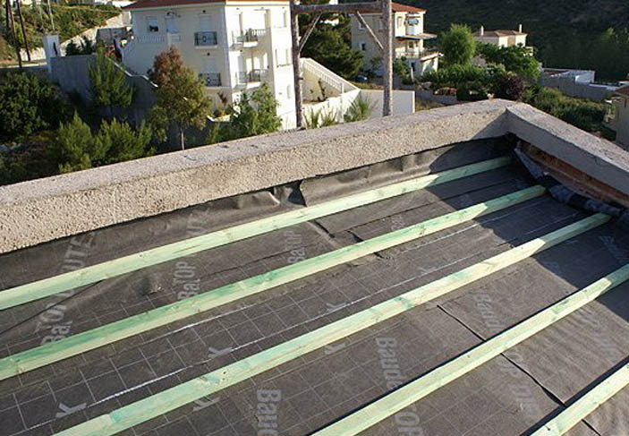 Construction of a tiled roof with nailed tiles